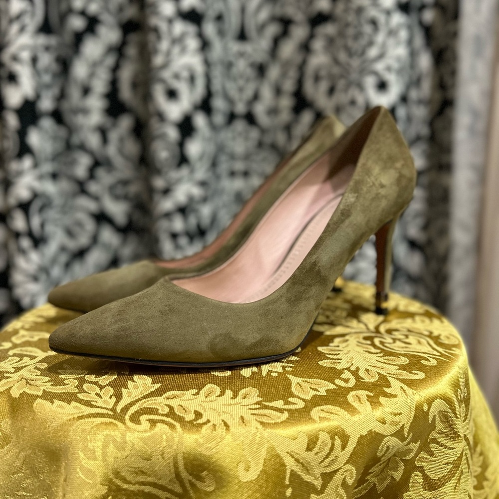 Tory Burch 6.5- Olive Greenwich Suede Pump Heels Pointed Toe Gold Logo